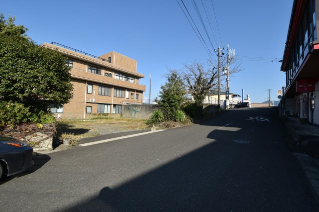 麦島西町土地の前面道路含む現地写真
