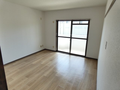 【居間・リビング】 | サンシャインヒル | 7.0帖で少し広めな洋室です。