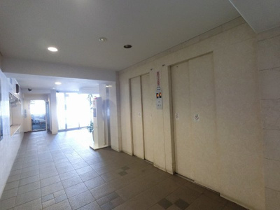 【その他共用部分】 | 朝日サンライズ川崎 | お買い物時やベビーカーの出し入れに便利なエレベーター付です。