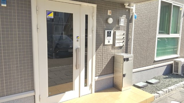 合志市須屋のアパートのエントランス