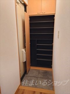 安芸高田市吉田町吉田のアパートの玄関|大型シューズボックス