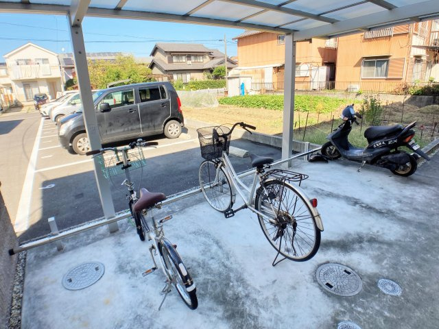 ファミール横川の駐車場