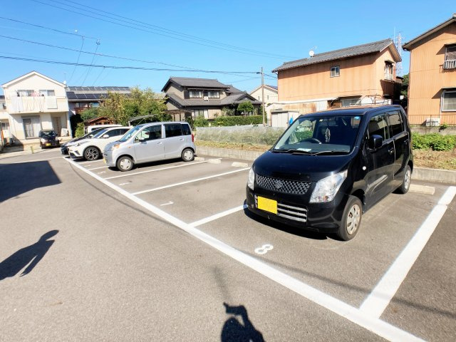 ファミール横川の駐車場