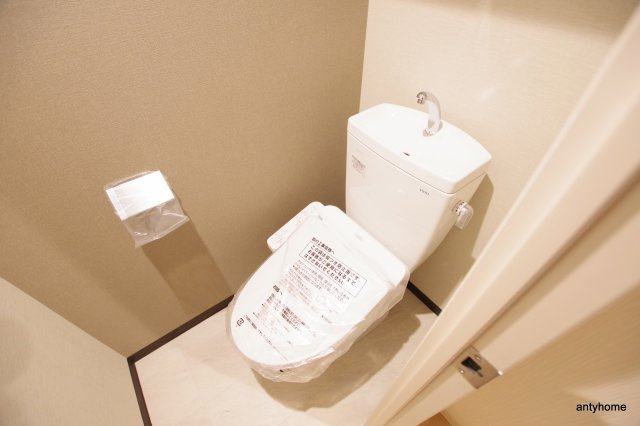 ファーストフィオーレ江坂垂水町　仲介手数料無料のトイレ
