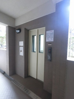 【その他共用部分】 | お買い物時やベビーカーの出し入れに便利なエレベーター付です。