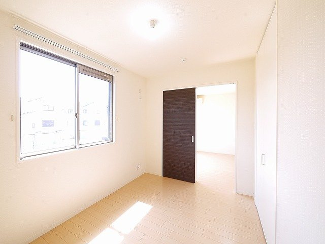 とみやの洋室|シンプルな色調のお部屋にシックな扉がおしゃれです