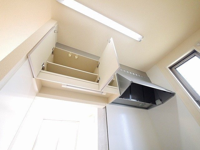 とみやのキッチン|大きな換気扇と吊戸棚が便利
