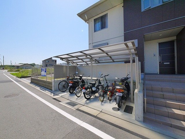 とみやのその他共用部分|屋根付きが便利な駐輪場