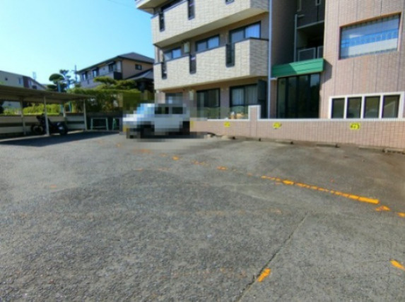 ローズホールの駐車場