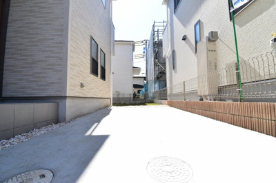 【駐車場】 | 小平市美園町3丁目 | 玄関横の駐車スペースは買い物帰りで荷物が多くても楽ですね。前面道路も広いので車庫入れもしやすいです。