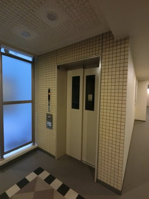 【その他共用部分】 | グランノエル日吉本町 | お買い物時やベビーカーの出し入れに便利なエレベーター付です。