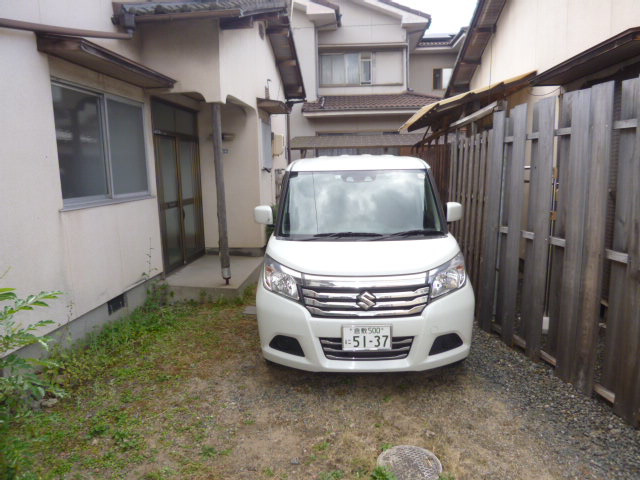 北畝５丁目貸家（12-15）の駐車場