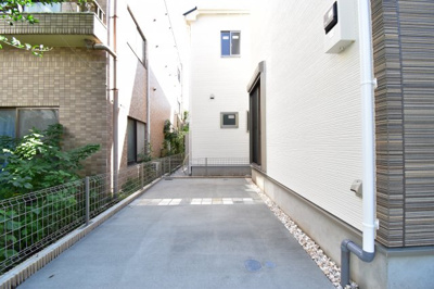 【駐車場】 | 府中市新町１丁目 | 玄関横の駐車スペースは買い物帰りで荷物が多くても楽ですね。前面道路も広いので車庫入れもしやすいです。