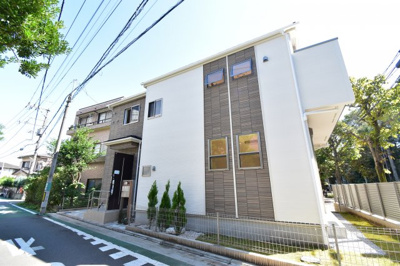 【外観】 | 府中市新町１丁目 | 周辺環境に溶け込み、それでいて個性豊かなデザインは住まう人に優越感をもたらしてくれます。
