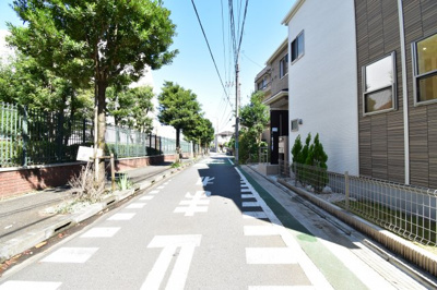 【前面道路含む現地写真】 | 府中市新町１丁目 | 前面道路は閑静な住宅地の通りとなるため、車通りは多くありません。 安心して車庫入れ可能。