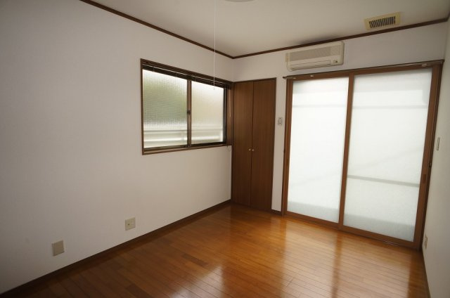 【居間・リビング】 | コーポフリージア | 二面採光の明るいお部屋