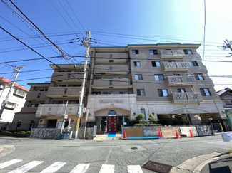 【外観】 | 駅まで平坦地５分です。近くに百区円均一、スーパー、総菜屋さん、お肉屋さん、診療内科、小児科、歯医者等があり、非常に便利です。
