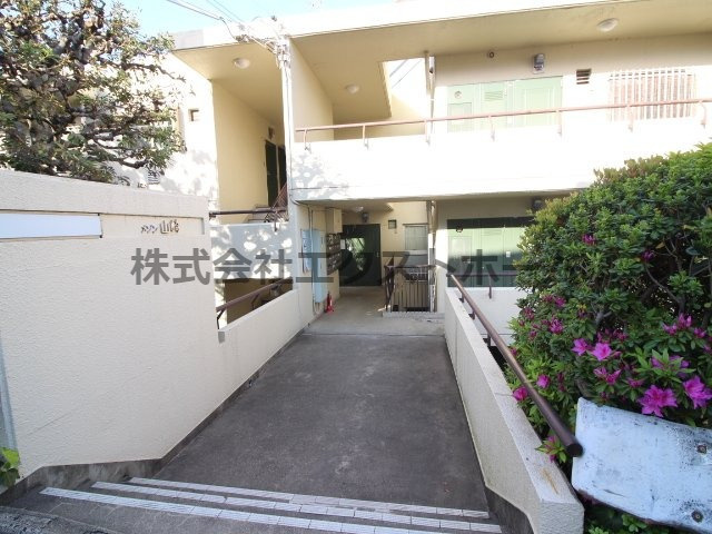メゾン山崎のエントランス