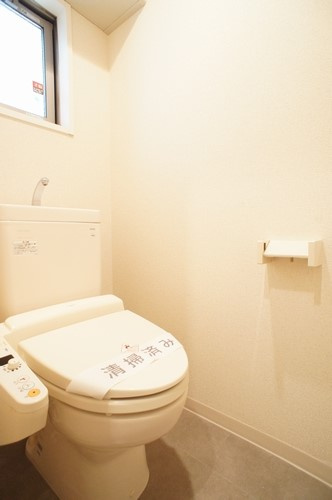 メゾン・サウスロックのトイレ|温水洗浄便座♪上部に収納棚有り
