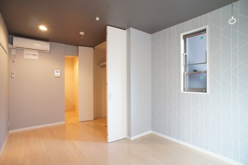 メゾン・サウスロックの居間・リビング|印象的なアクセントクロス