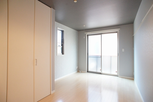 メゾン・サウスロックの居間・リビング|6.8帖の広々した洋室♪ピクチャーレール・ホスクリーン付き♪