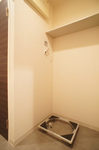 メゾン・サウスロックの設備|室内洗濯機置場♪上部に収納棚有り