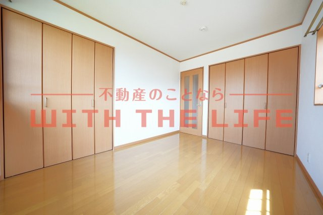 クローバー岡【10,000円キャッシュバック対象物件】の洋室|明るい洋室です