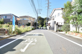 【前面道路含む現地写真】 | 南西側約6.0ｍ公道は、車の通行量は少なめです。