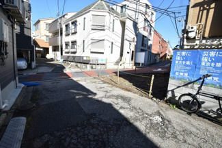 【前面道路含む現地写真】 | 南側約4.0ｍ私道　開放的な南西角地です。お好きなハウスメーカでの建築が可能です。