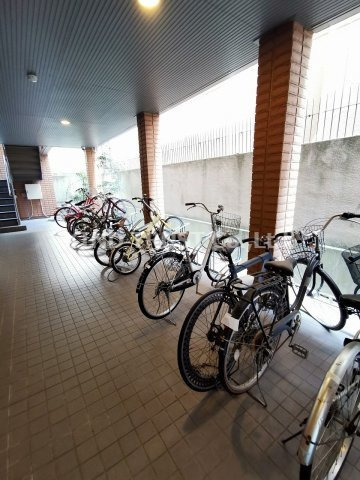 ビオトープザジヴェのその他共用部分|屋根付き駐輪場です