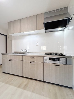【キッチン】 | 土支田4丁目戸建 | ★ガス3口コンロとグリルを備えたシステムキッチンで、毎日の料理も快適にこなせます！★