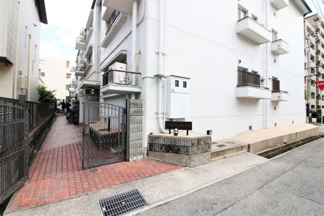 ファミーユ御影中町のエントランス|毎日通るエントランスはこのようになっています