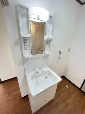 【洗面所】 | グリーンハイツ/下麻生 | 洗髪洗面化粧台で忙しい朝にも寝癖の付いた頭にも優しい☆お化粧するときにも大活躍です♪