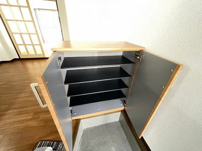 【玄関】 | グリーンハイツ/下麻生 | シューズボックス付きで玄関もきれいに片付きます！上に写真やかわいい小物を置けるので、玄関を華やかに飾れますね♪