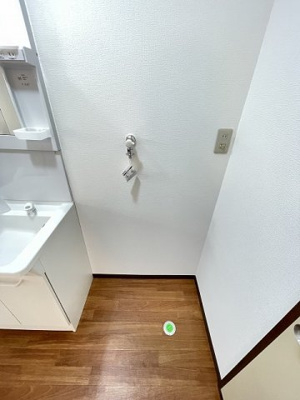 【設備】 | グリーンハイツ/下麻生 | 洗髪洗面化粧台横にある室内洗濯機置き場です♪室内に置けるので洗濯機が傷みにくい☆