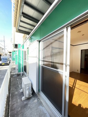 【バルコニー】 | グリーンハイツ/下麻生 | バルコニーは南向きで陽当たり良好！雨戸付きなので夜やお出かけ時も安心です！雨戸は冬場の寒さ対策にもなります◎