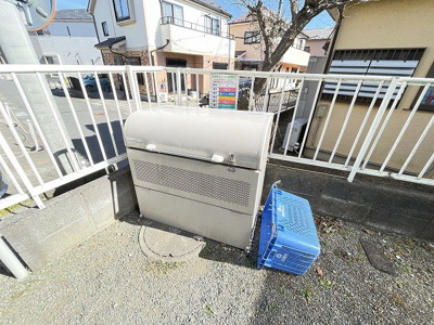 【その他共用部分】 | グリーンハイツ/下麻生 | 敷地内ごみ置き場でごみ出しもらくらく～♪忙しい社会人さんや主婦さんにもうってつけ！