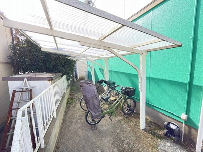 【その他共用部分】 | グリーンハイツ/下麻生 | 屋根付きの駐輪場で雨が降っても大切な自転車が濡れなくてすみますね♪駅まで自転車もおすすめです！