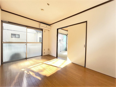 【洋室】 | グリーンハイツ/下麻生 | 南向き洋室6帖☆バルコニーに繋がる陽当たりの良いお部屋です！エアコン付きで1年中快適に過ごせますね☆