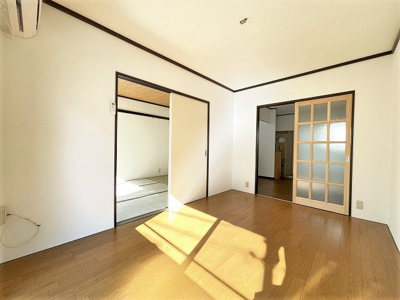 【洋室】 | グリーンハイツ/下麻生 | 南向き洋室6帖☆窓側からの眺めです！子供部屋や書斎など多用途に使えそうですね♪ダイニングキッチンと和室のお部屋と繋がっています☆