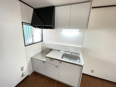 【キッチン】 | グリーンハイツ/下麻生 | 換気のできる窓のあるキッチンはガスコンロ設置可能☆場所を取るお鍋やお皿もたっぷり収納できてお料理がはかどります！