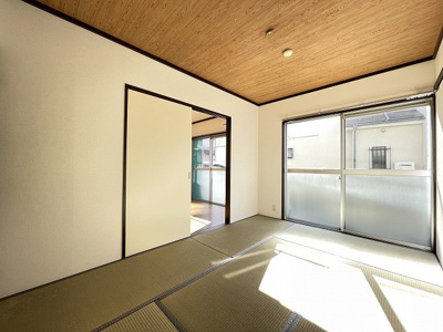 【和室】 | グリーンハイツ/下麻生 | 南向き和室6帖☆バルコニーに繋がる陽当たりの良いお部屋です！和室は冬場はコタツでほっこり♪夏は意外と涼しくて使い勝手がいいんですよ♪