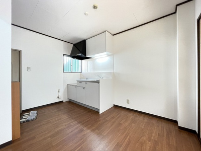 【居間・リビング】 | グリーンハイツ/下麻生 | ダイニングキッチン7帖！和室側からの眺めです☆椅子とテーブルを囲んで家族団欒の時間を過ごせます♪