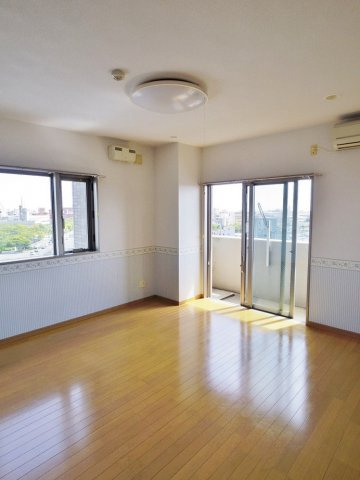 【居間・リビング】 | ミレーユ・ステディア | 南向きで窓も多く採光良好！明るいお部屋です！