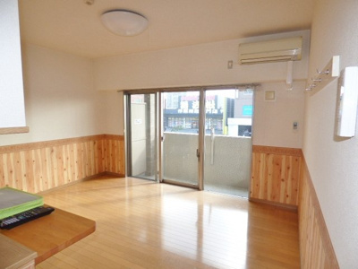 【居間・リビング】 | ミレーユ・ステディア | 南向きで明るいお部屋です♪