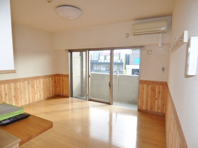 【居間・リビング】 | ミレーユ・ステディア | 南向きで明るいお部屋です♪