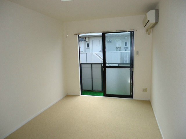 ★洋室スペース・床はカーペットで暖かいです★