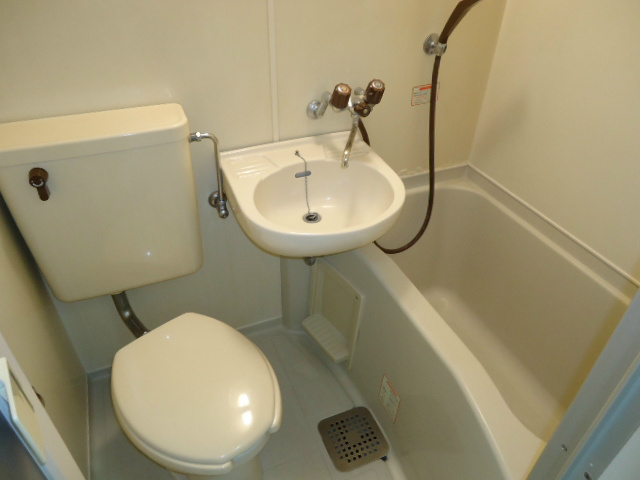 ★バストイレ一体型。シャワーでさっと流せて掃除が楽です★