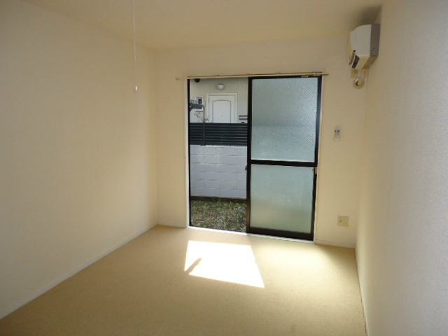 ★7.2帖の洋室・床はカーペットで暖かいです★