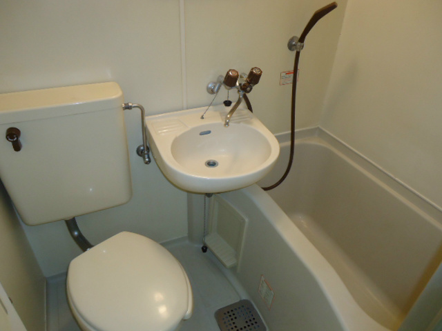 ★バストイレ一体型。シャワーでさっと流せて掃除が楽です★